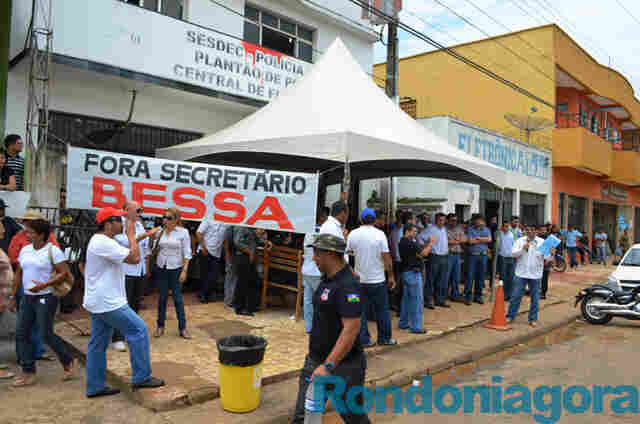 Policiais civis fecham acesso à Central de Polícia e exigem saída de secretário