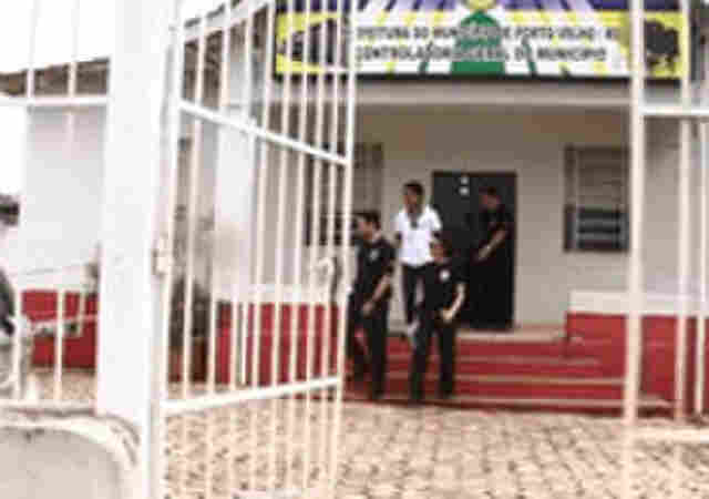 FEDERAIS PASSARAM MAIS E QUATRO HORAS NA CASA DE ROBERTO