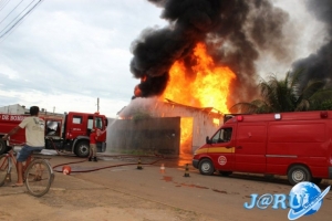 Jaru: Incêndio de grandes proporções causa destruição em depósito de loja de eletrodomésticos; vídeo