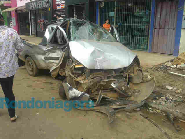 Camaro em alta velocidade colide com carro de jornalista