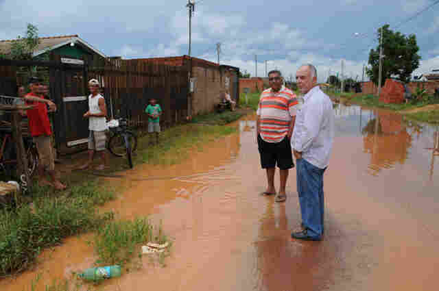 Nazif percorre bairros da zona Leste para identificar pontos de alagamentos