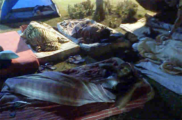 DESPEJADOS DE CONDOMÍNIO ACAMPAM EM FRENTE À PREFEITURA; VÍDEO