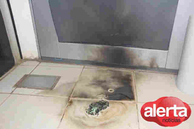 Dois homens tentam explodir caixa eletrônico da Caixa Econômica Federal