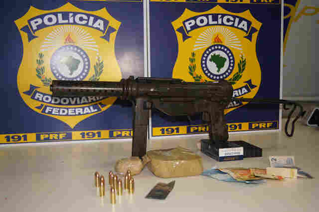 PRF flagra adolescente transportando droga e submetralhadora