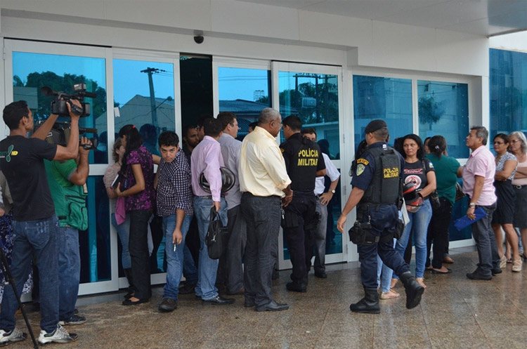 Placas de gesso cedem no prédio da Seduc no CPA