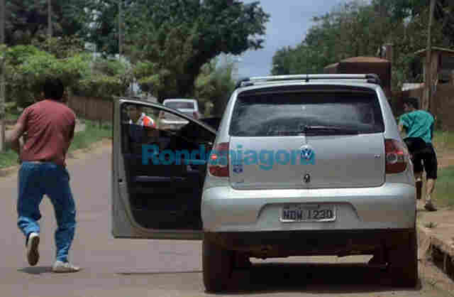 Suspeitos fogem de viatura, mas são recapturados e Polícia apreende 2 quilos de maconha; Vídeo mostra fuga