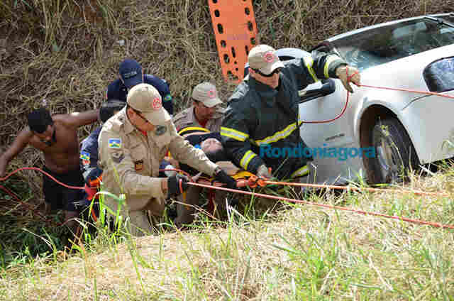 Bombeiros socorrem ocupantes de carro que caiu em canal; Fotos