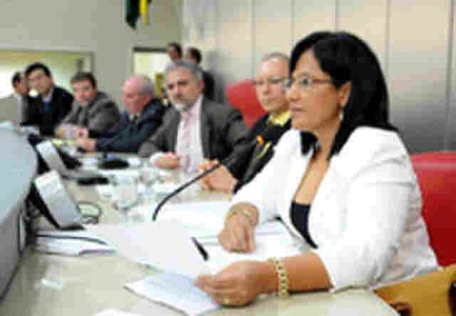 Procuradora diz não se lembrar de contrato milionário e deputado denuncia suposto esquema na PGE