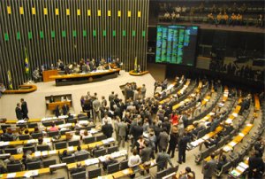 CÂMARA APROVA PROJETO QUE FIXA OS SALÁRIOS DE SERVIDORES BENEFICIADOS COM A TRANSPOSIÇÃO