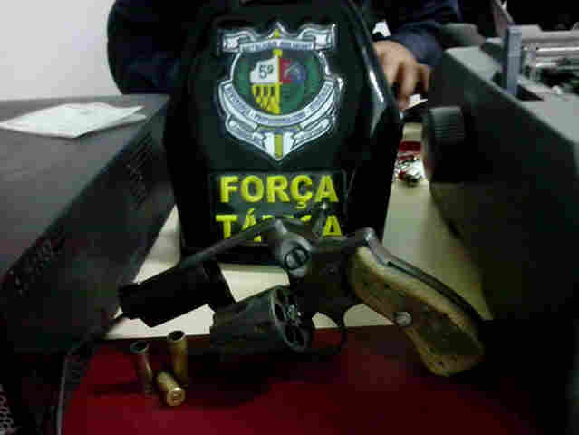 Dupla é presa por porte de arma e tentativa de homicídio contra PM