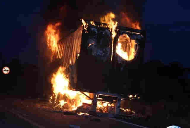 Caminhão pega fogo após motorista passar em buraco na BR-364; Vídeo