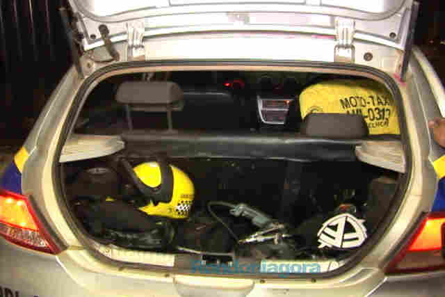 Homem é preso com moto clonada e roupa falsa de mototaxista; Fotos