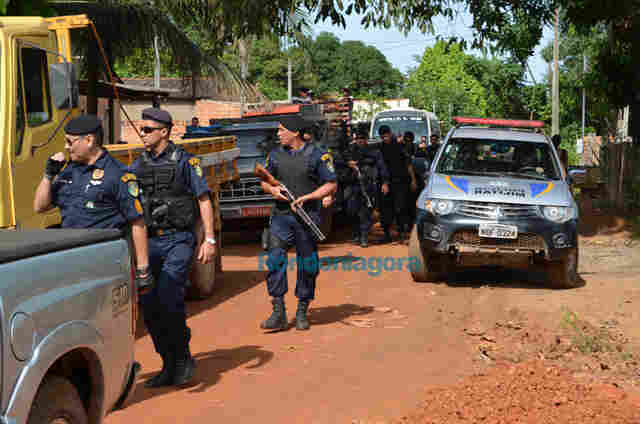 OFICIAIS DE JUSTIÇA E PM CUMPREM REINTEGRAÇÃO DE ÁREA QUE ABRIGAVA 300 FAMÍLIAS EM PORTO VELHO; Fotos e Vídeo