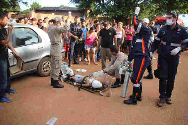 Criança solta mão do tio e é atropelada na Zona Leste