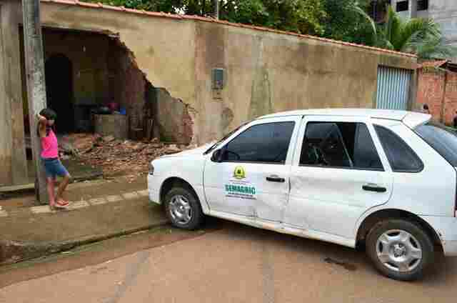 Motorista em carro oficial do município destrói muro