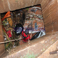 Carro é arrastado para igarapé após chuva forte