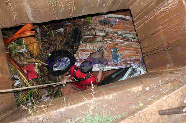 Carro é arrastado para igarapé após chuva forte