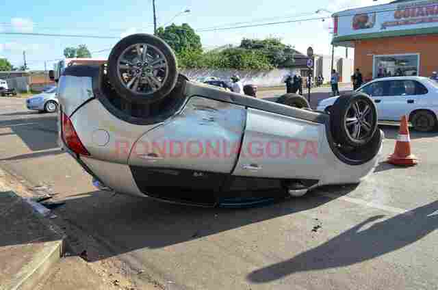 Carro capota no centro da cidade