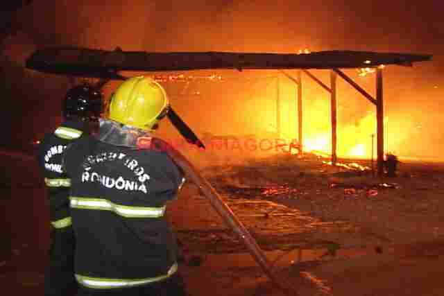 Incêndio destrói borracharia em Porto Velho; local já foi palco de crime de homicídio