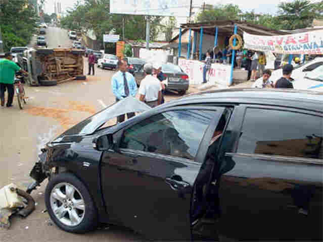 Carro capota após colisão; Vídeos e fotos