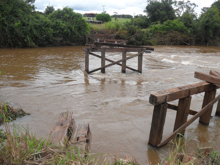 Equipes recuperam pontes na zona rural
