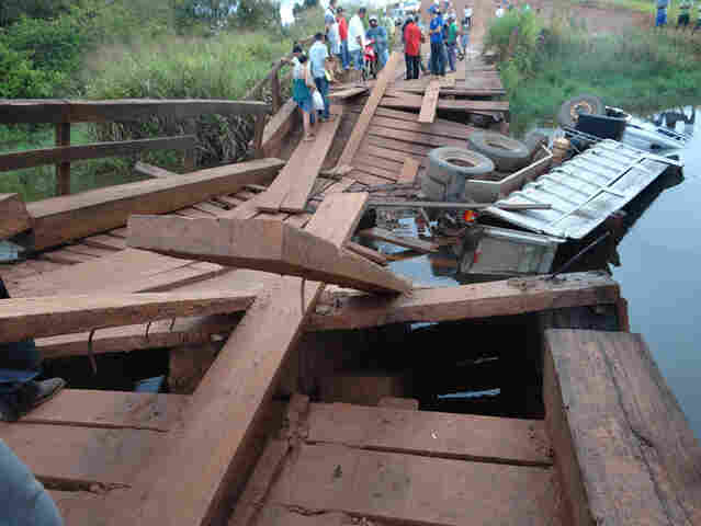 Caminhão cai em ponte; três cidades ficaram isoladas - FOTOS