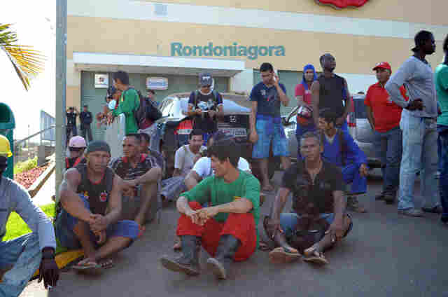Trabalhadores de obras no Porto Shopping protestam na Capital