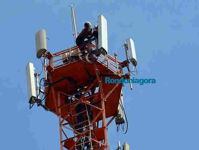 Homem desiste de se jogar de torre de telefonia