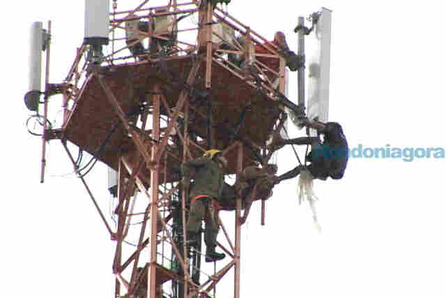 HOMEM BRIGOU COM BOMBEIROS PARA MORRER; VEJA SEQUÊNCIA DE IMAGENS