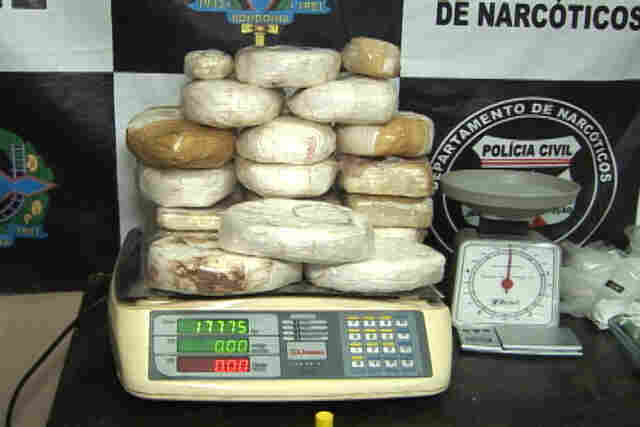 Denarc apreende bando com 20 quilos de droga