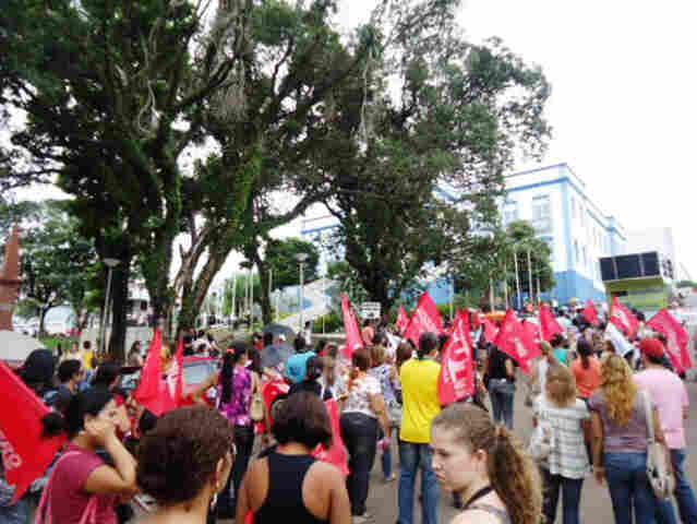 Trabalhadores em educação iniciam greve de 3 dias nesta terça-feira