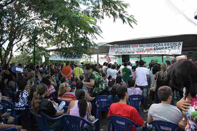 Trabalhadores em educação protestam na Praça das Caixas DÁgua