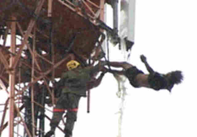 Corpo de jovem que se jogou de torre ainda permanece no IML