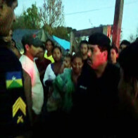 FAM&Iacute;LIAS DEIXAM PREFEITURA E OCUPAM NOVA &Aacute;REA; PM AGRIDE MENOR QUE FILMAVA INTIMIDA&Ccedil;&Atilde;O  Fotos e V&iacute;deo