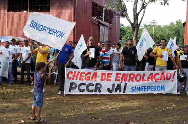 Grevistas do sistema penitenciário protestam na Madeira Mamoré