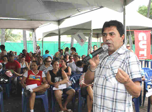 Greve dos trabalhadores em educação começa com adesão de 60%