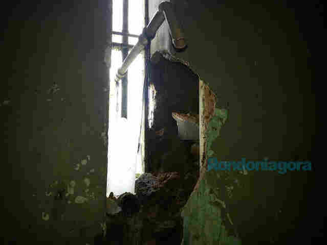 PRESIDIÁRIOS APROVEITAM GREVE PARA SERRAR GRADES, INTERLIGAR CELAS E DEPREDAR URSO BRANCO; Fotos exclusivas