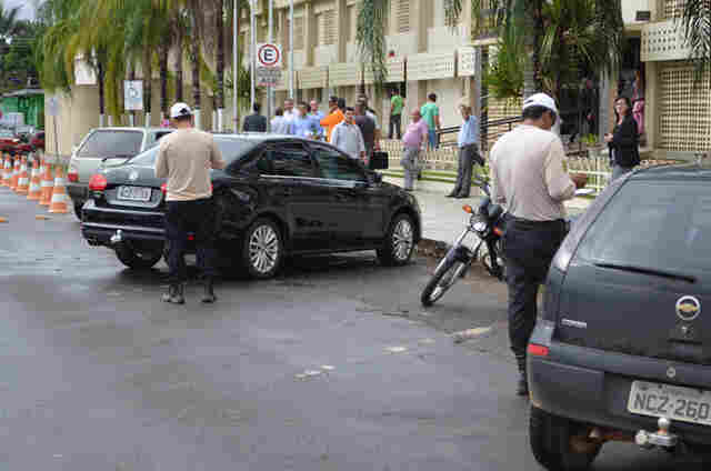 Semtran faz força tarefa para multar veículos em frente da ALE dias após presidente cobrar dirigentes