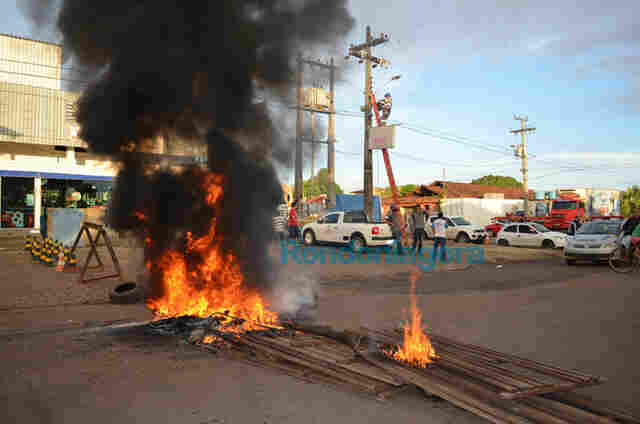 Moradores protestam após Eletrobrás retirar iluminação de vias; Vídeo