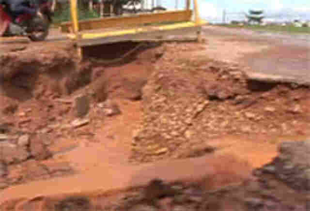 Vias paralelas estão destrúidas, mas encostas de &#34;viaduto&#34; recebem gramado