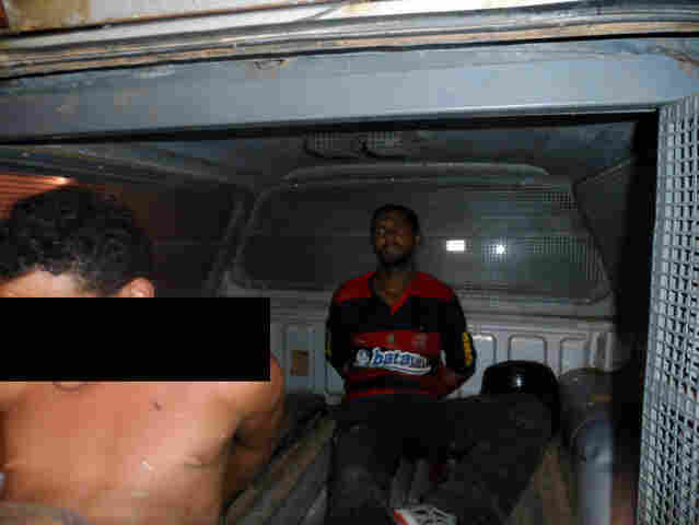 DUPLA É PRESA DURANTE ASSALTO EM POSTO DE COMBUSTÍVEL; UM DOS BANDIDOS FOI BALEADO - Fotos