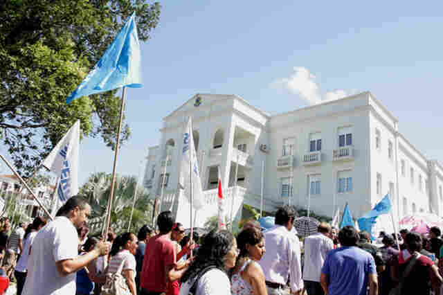 Greve dos trabalhadores em educação estaduais começa com passeata e protesto em frente ao Palácio
