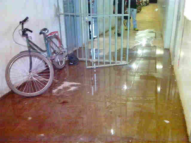 Presos e servidores sofrem com alagações na Central de Flagrantes