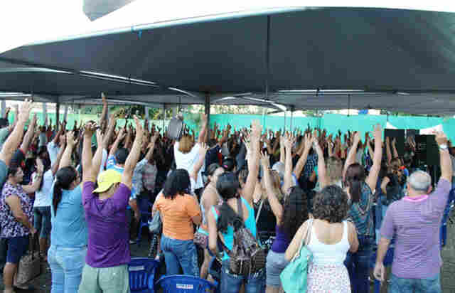 Trabalhadores em educação municipais decidem manter greve