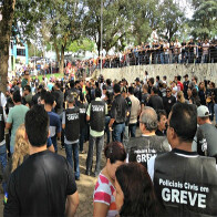 GREVE NA POLÍCIA CONTINUA E GOVERNO MANDA CORTAR PONTO DE SERVIDORES