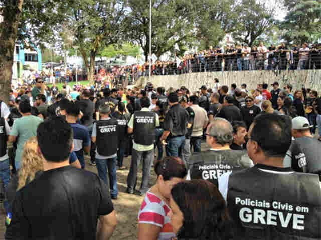 GREVE NA POLÍCIA CONTINUA E GOVERNO MANDA CORTAR PONTO DE SERVIDORES