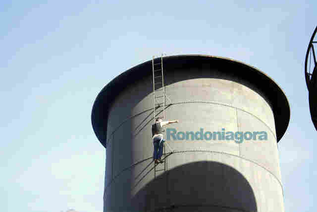 Homem desiste de se jogar na Capital após intervenção de pastor