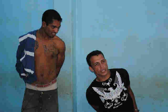 Jovens trocam celular por cocaína, recebem sal de cozinha e espancam vendedor