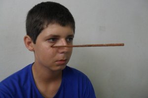 Após discussão, menino de 9 anos atinge rosto de adolescente