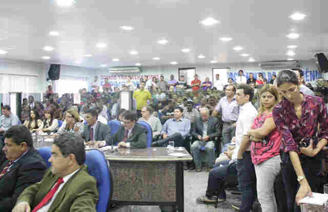 Trabalhadores em educação protestam na Câmara e Nazif reabre negociações